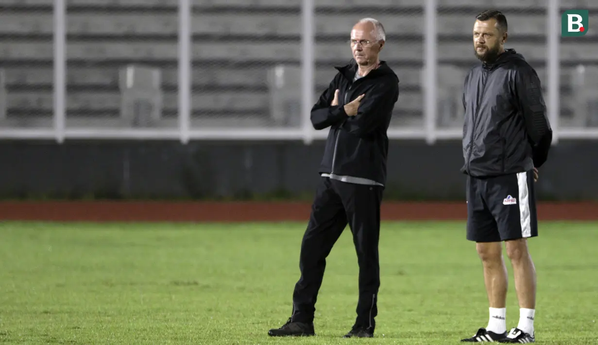 Pelatih Filipina, Sven-Goran Eriksson, bersama asistennya saat latihan di Stadion Madya Senayan, Jakarta, Selasa (22/11). Latihan ini persiapan jelang laga Piala AFF 2018 melawan Indonesia. (Bola.com/Yoppy Renato)