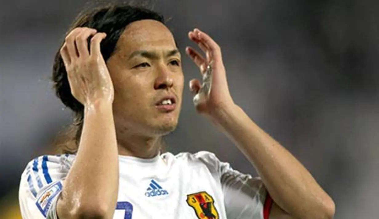 Japan&#039;s Yasuhito Endo reacts during their Asian zone Group 1 World Cup qualifying match against Qatar in Doha on November 19, 2008. AFP PHOTO/KARIM JAAFAR