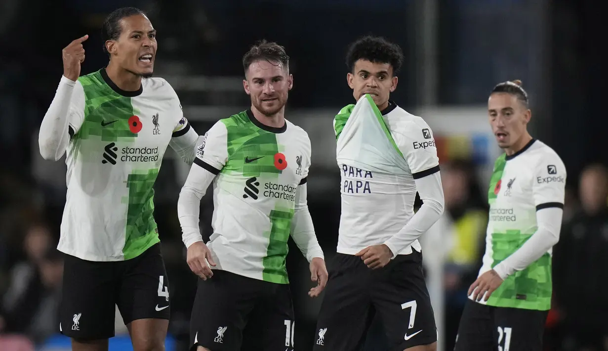 Selebrasi striker Liverpool, Luis Diaz (kedua kanan) setelah mencetak gol penyeimbang 1-1 ke gawang Luton Town pada laga pekan ke-11 Liga Inggris 2023/2024 di Kenilworth Road Stadium, London, Minggu (5/11/2023) malam WIB. (AP Photo/Alastair Grant)