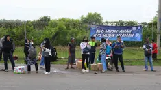 Sejumlah pemudik menunggu kedatangan bus di Simpang Cikopo, Jawa Barat, Sabtu (30/4/2022). Memasuki H-2 Hari Raya idul Fitri 1443 Hijriah terpantau masih ramai para pemudik jurusan Jawa Tegah dan Jawa Barat yang naik melalui simpang Cikopo tersebut. (Liputan6.com/Herman Zakharia