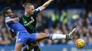 6. Gelandang Chelsea, John Obi Mikel, mengamankan bola dari striker Stoke, Marko Arnautovic, pada laga Liga Premier Inggris di Stadion Stamford Bridge, Sabtu (5/3/2016). Kedua tim bermain imbang 1-1. (AFP/Justin Tallis)