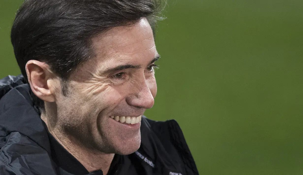 Pelatih Athletic Bilbao, Marcelino Garcia Toral, tersenyum usai timnya tembus ke final Piala Super Spanyol di Estadio La Rosaleda, Jumat (15/1/2021). Athletic Bilbao akan berhadapan dengan Barcelona di laga final nanti. (AFP/Jorge Guerrero)