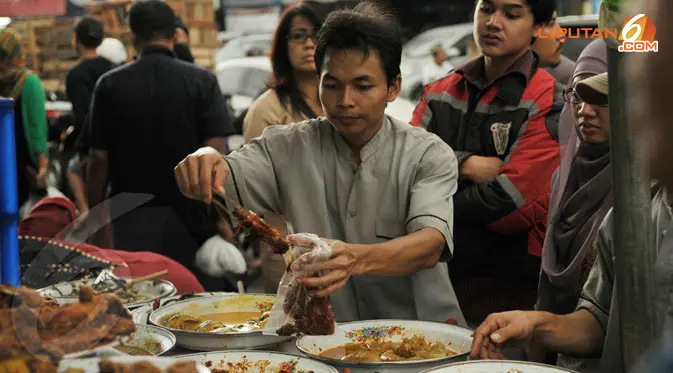 Masakan khas dari Padang juga tidak lepas dari serbuan para pemburu kuliner di Pasar Bendungan Hilir Jakarta pada Kamis 11 Juli 2013. (/Helmi Fithriansyah)