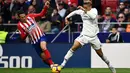 Bek Atletico Madrid, Santiago Arias berusaha merebut bola yang dibawa striker Real Madrid, Mariano selama pertandingan lanjutan La Liga Spanyol di stadion Wanda Metropolitano (9/2). Real Madrid menang 3-1 atas Atletico. (AFP Photo/Pierre-Philippe Marcou)