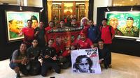 Suporter Timnas Indonesia membawa spanduk "Terima Kasih Bima", di Hotel Sultan, Minggu (25/11/2018). (Bola.com/Benediktus Gerendo Pradigdo)