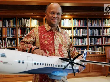 Komisaris PT Regio Aviasi Industri Ilham Habibie saat sesi foto di samping Replika Pesawat R80 seusai melakukan penandatanganan Partneship Agreement dengan investor R80, Jakarta, Kamis (22/2). (Liputan6.com/JohanTallo)