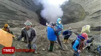 Sejumlah warga berebut menangkap sesaji yang dilemparkan suku Tengger ke kawah Gunung Bromo. (Adhitya Hendra/TIMES Indonesia)