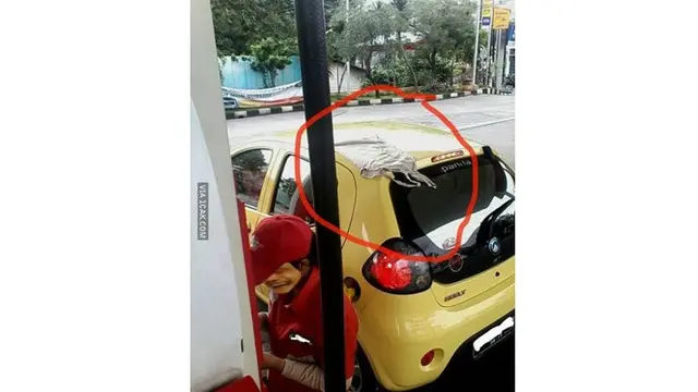 6 Potret Jemur Pakaian di Kendaraan Ini Bikin Tepuk Jidat