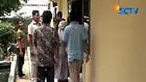 Keluarga tersangka teroris Maulana menyerahkan beberapa bukti diri untuk dicocokkan pada jenazah. Maulana tewas ditembak Densus 88 Antiteror di Cawang, Jaktim.