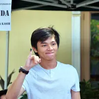 Aldi CJR menunjukkan jarinya yang sudah dicepul tinta, tanda ia sudah menggunakan hal pilihnya di Pilkada DKI 2017. (Nurwahyunan/Bintang.com)