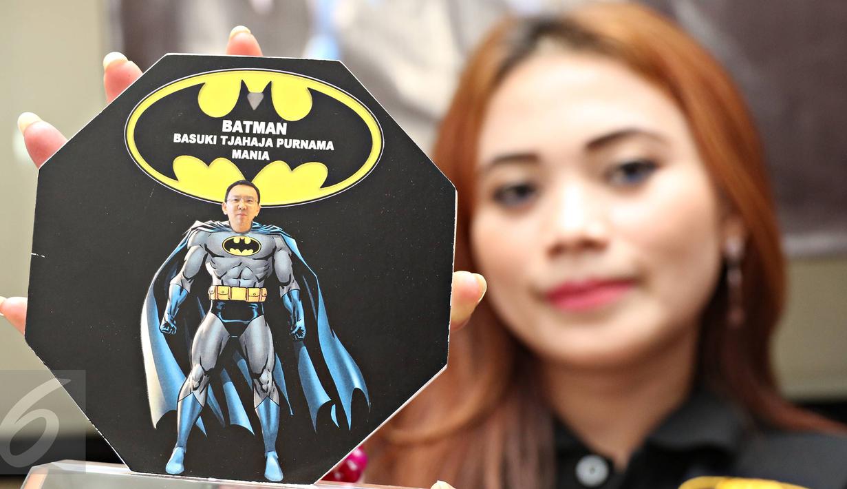 Relawan menunjukkan plakat Basuki Tjahaja Purnama Mania (Batman) di Jakarta, Kamis (17/3/2016). Batman menyatakan siap memenangkan Basuki Tjahaja Purnama sebagai Gubernur DKI Jakarta periode 2017-2022. (Liputan6.com/Immanuel Antonius) 