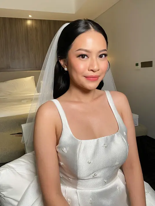 Untuk mempermanis tampilan, Hanggini juga tampak mengenakan anting mutiara di telinganya. [@_bymao_/@luthfiaulia]