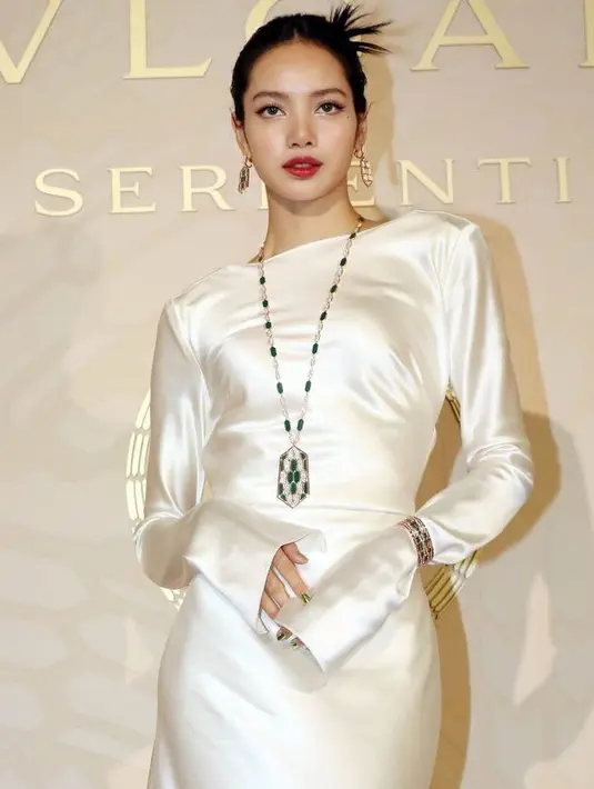 Ia pun tampak tak menambahkan banyak aksesori berlebihan. Aksesori yang dikenakannya berhasil meningkatkan penampilannya yang chic nan elegan ini ke level yang berbeda. Bagaimana menurutmu, Sahabat FIMELA? Foto: Instagram.