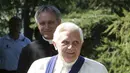 Paus Benediktus XVI, pergelangan tangan kanannya digips setelah jatuh larut malam di sebuah rumah liburan musim panas, Les Combes d'Introd, dekat Aosta, Italia utara, pada 29 Juli 2009.  Dilansir BBC, Sabtu (31/12/2022), ia memimpin Gereja Katolik selama kurang dari delapan tahun hingga, pada 2013, ia menjadi Paus pertama yang mengundurkan diri sejak Gregorius XII pada 1415. (AP Photo/Antonio Calanni, File)
