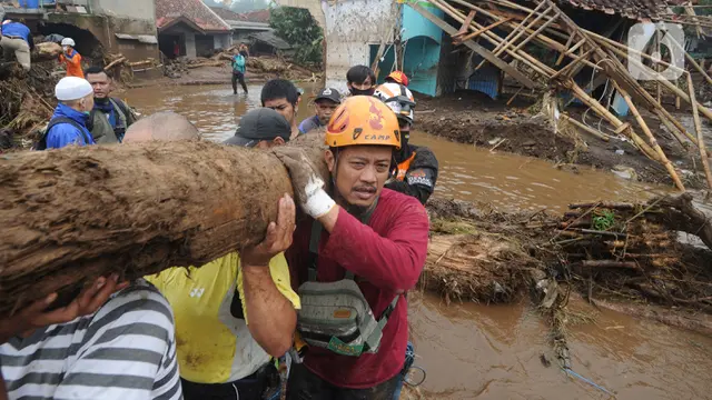 FOTO: Tim SAR Bersihkan Material Longsor Usai Banjir Bandang Sukabumi