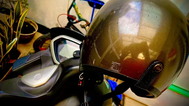 Ilustrasi sepeda motor dan helmnya.