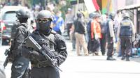 Densus 88 Antiteror Polri menggeledah rumah kos di‎ Dusun Gerdu, Desa Waru, Kecamatan Kebakkramat, Karanganyar, Jawa Tengah, Kamis (13/8/2015). (Liputan6.com/Reza Kuncoro)