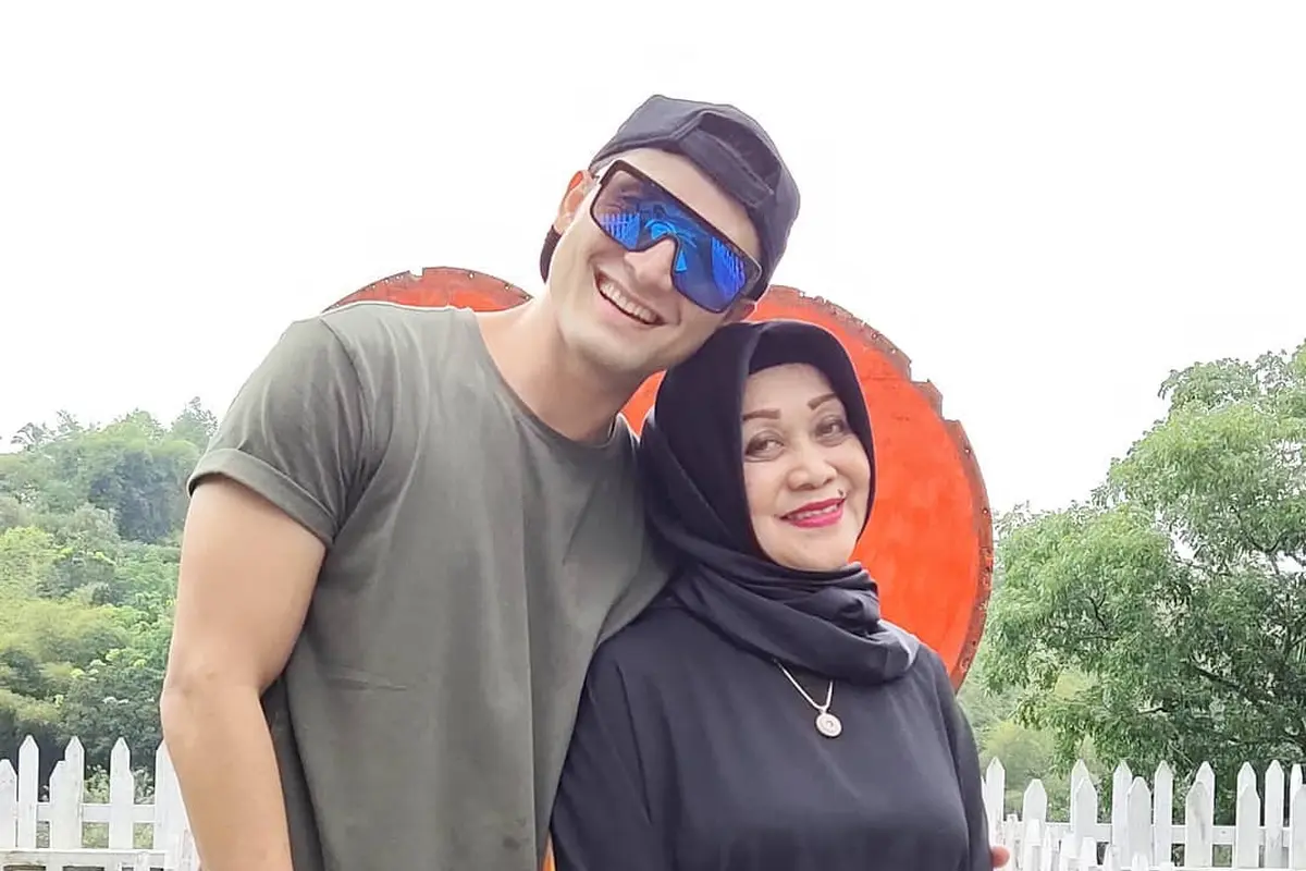 Ibunda Meninggal Dunia, Ini 6 Potret Kebersamaan Indra Bruggman dan Sang Mama