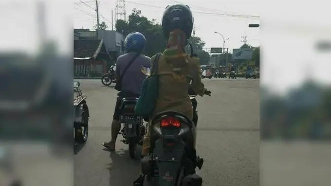 Bagus Sih Pakai Helm, Tapi Coba Lihat Deh Cara Pakainya!
