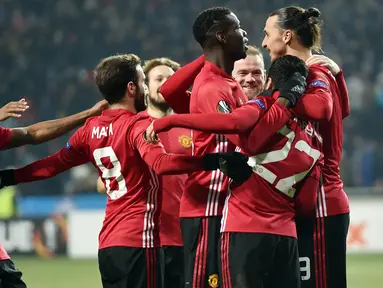 Para pemain Manchester United, merayakan gol yang dicetak Zlatan Ibrahimovic ke gawang FC Zorya Luhansk pada laga Liga Europa di Stadion Chornomorets, Ukraina, Jumat (9/12/2016). MU Menang 2-0 atas Zorya. (AFP/Sergei Supinsky)