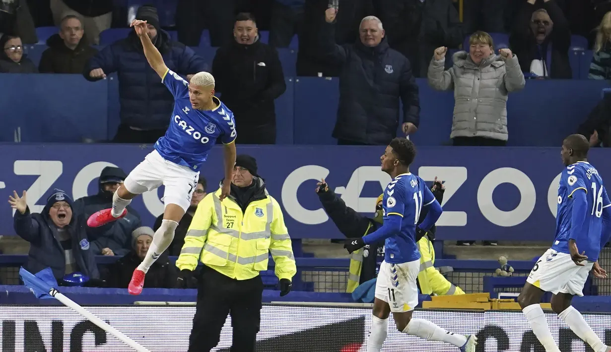 Pada menit ke-79 akhirnya Riharlison benar-benar mebuat gol yang menyamakan skor 1-1. Striker asal Brasil tersebut berhasil memanfaatkan bola rebound hasil tendangan Demarai Gray yang hanya membentur mistar gawang Aaron Ramsdale dengan sebuah tandukan. (AP/Jon Super)