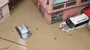 Mobil-mobil terendam air setelah banjir bandang yang dipicu oleh hujan lebat yang tiba-tiba menggenangi kota Rangpo di Sikkim, India, Kamis, 5 Oktober 2023. (AP Photo/Prakash Adhikari)