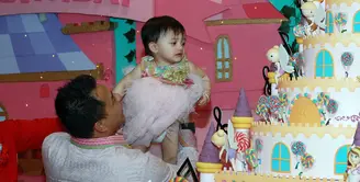 Anang Hermansyah dan Ashanty mengadakan perayaan ulang tahun putri kecil mereka Arsy Addara. Pesta mewah untuk merayakan Arsy yang telah berumur satu tahun ini diadakan dengan tema Putri Batik. (Deki Prayoga/Bintang.com)