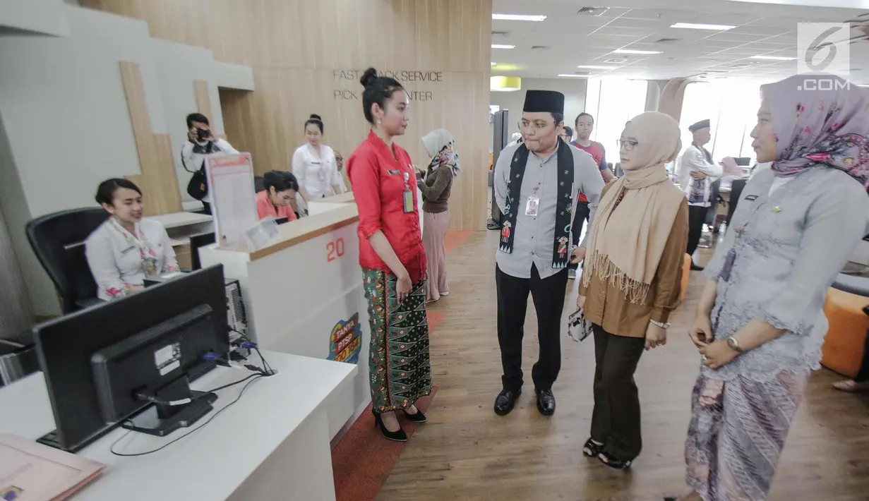 Wakil Ketua Ombudsman RI Lely Pelitasari Soebekty (ketiga kanan) dan Kepala DPMPTSP Provinsi Edy (kedua kanan) meninjau Mal Pelayanan Publik Provinsi DKI Jakarta, Jumat (8/11). (Liputan6.com/Faizal Fanani)
