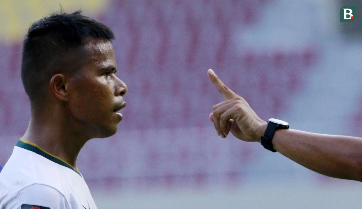 Kapten tim Persikabo 1973, Manahati Lestusen melakukan protes kepada wasit Aprisman Aranda saat menghadapi Arema FC dalam laga pembuka Piala Menpora 2021 di Stadion Manahan, Solo, Minggu (21/3/2021). Persikabo 1973 bermain imbang 1-1 dengan Arema FC. (Bola.com/M Iqbal Ichsan)