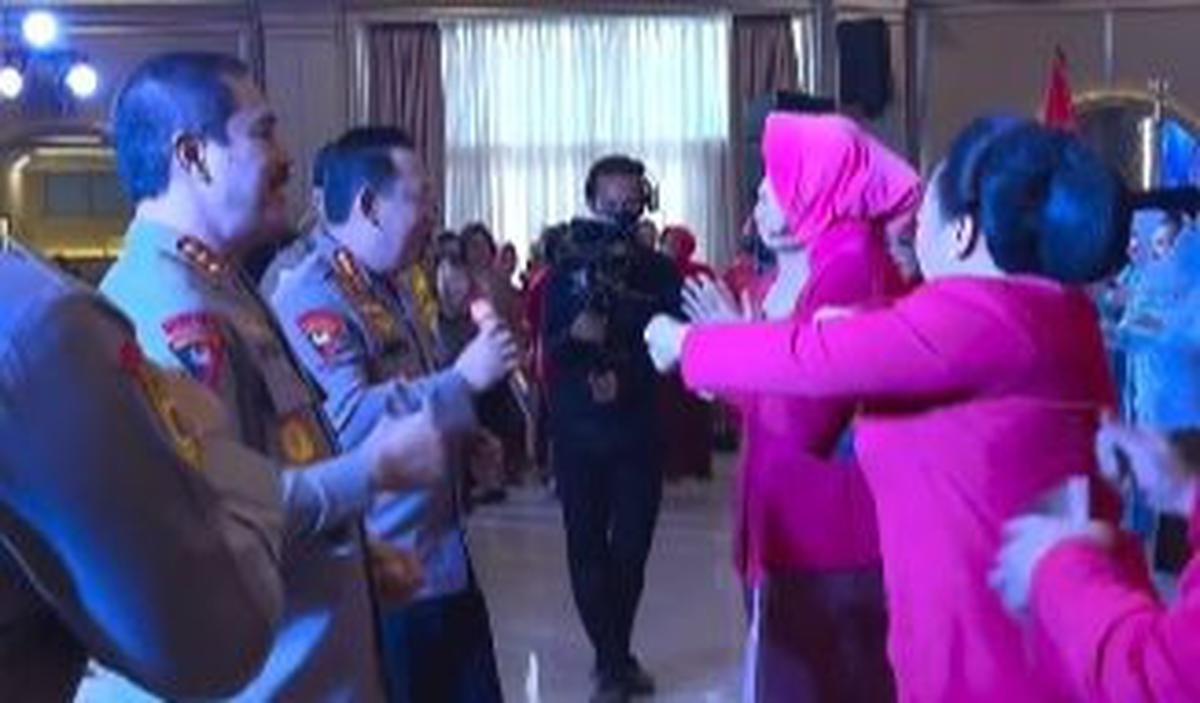 Mereka terdengar membawakan lagu dangdut campursari milik Didi Kempot berjudul Pamer Bojo.<br>