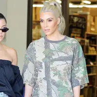 Kim Kardashian dan Kourtney Kardashian benar-benar bertengkar dalam episode Keeping Up with the Kardashian. (Harper's Bazaar)