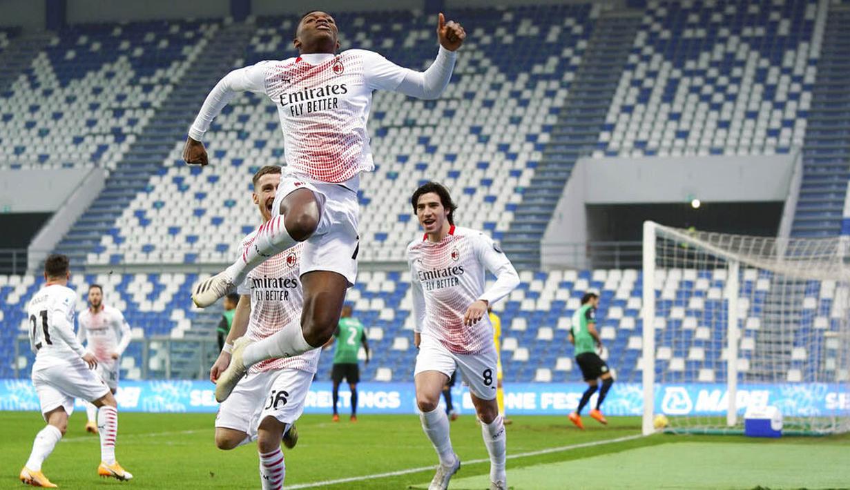 Penyerang AC Milan, Rafael Leao, melakukan selebrasi usai mencetak gol ke gawang Sassuolo pada laga Liga Italia di Stadion Mapei, Minggu (20/12/2020). AC Milan menang dengan skor 2-1. (Spada/LaPresse via AP)