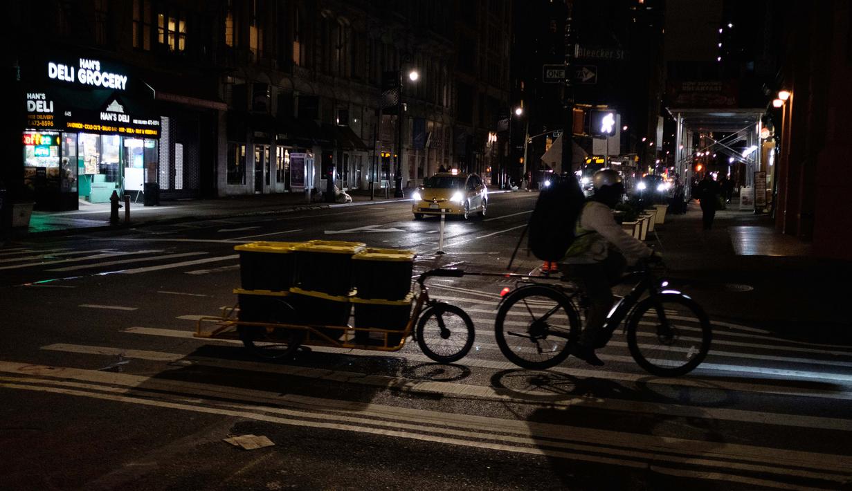 Foto Melihat Suasana Malam Kota New York Di Tengah Penyebaran Covid 19 Global Liputan6 Com