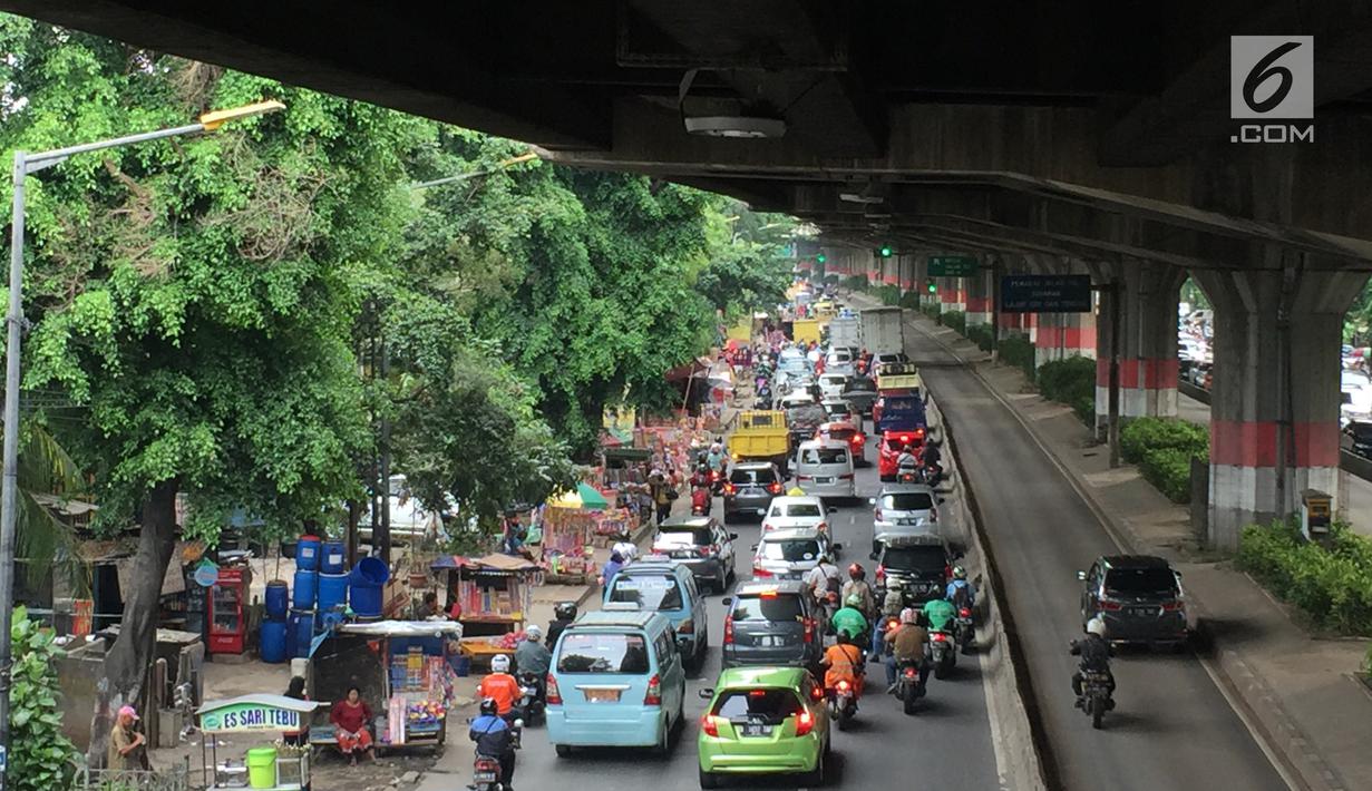 Sejumlah kios atau lapak penjual kembang api berderet di sepanjang kawasan Pasar Gembrong, Jakarta, Kamis (28/12). Kembang api tersebut dijual seharga Rp20ribu hingga Rp200ribu, tergantung jenisnya. (Liputan6.com/Immanuel Antonius)