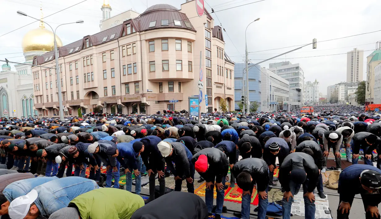 Warga memadati ruas jalan di dekat Masjid Agung Moskow saat pelaksanaan Salat Idul Adha, Rusia, Senin (12/9). (REUTERS / Maxim Zmeyev)