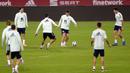 Pemain Timnas Spanyol saat mengikuti sesi latihan jelang menghadapi Jerman pada laga lanjutan Grup 4 UEFA Nations League di Stadion De La Cartuja, Selasa (17/11/2020). Spanyol akan berhadapan dengan Jerman. (AFP/Cristina Quicler)
