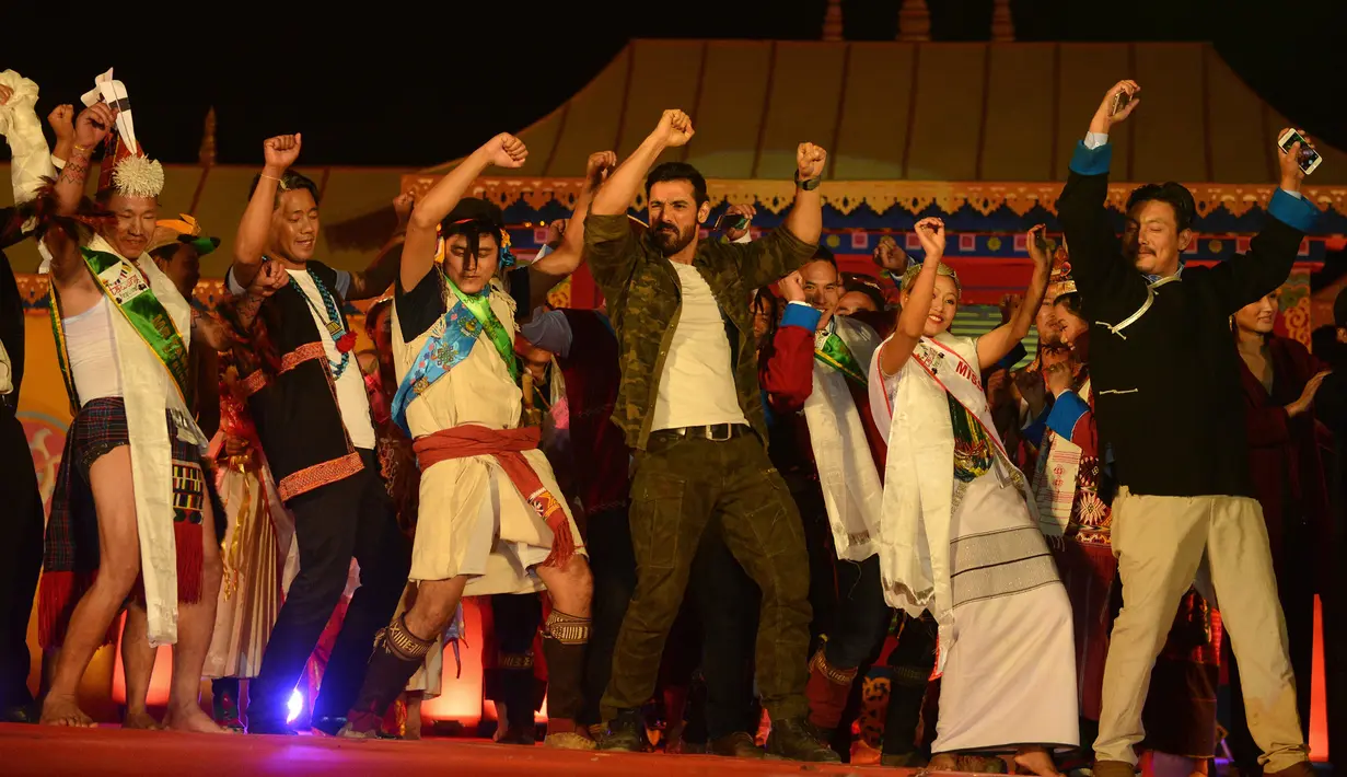 Aktor Bollywood, sekaligus duta Festival Tawang, John Ibrahim menari bersama para peserta Festival Tawang di perbatasan Indo-China, utara timur negara bagian Arunachal Pradesh, India (23/10). (AFP/ Tauseef Mustafa)