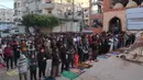 Warga Palestina melaksanakan salat Idul Fitri, yang menandai berakhirnya bulan suci Ramadan, di kamp Nuseirat untuk pengungsi Palestina di Jalur Gaza tengah pada 30 Maret 2025. (Eyad BABA/AFP)