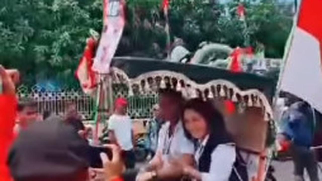 Romantis Abis Eks Panglima Andika Genggam Tangan Istri di Atas Andong Datangi KPU Jateng