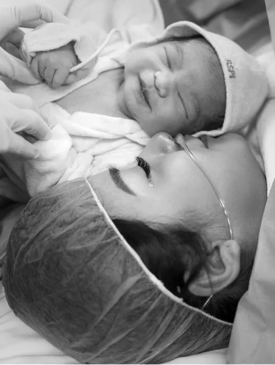 Dari foto hitam putih yang diunggah beberapa jam sesudah melahirkan melalui akun Instagram, air mata Chelsea Olivia terlihat mengalir saat melihat buah hati yang baru dilahirkannya di RS Pondok Indah. (dok. Instagram)