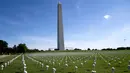 Vas berisi bunga berjajar di National Mall dekat Monumen Washington, Washington DC, Amerika Serikat, 5 Juni 2022. Setiap vas pada peringatan yang didirikan oleh Gabby Giffords Foundation tersebut mewakili satu dari 45.222 orang Amerika Serikat yang tewas akibat kekerasan senjata pada tahun 2020. (Stefani Reynolds/AFP)