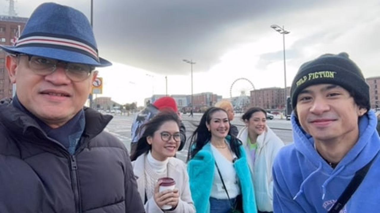 Potret Iis Dahlia Nonton Konser Taylor Swift di Singapura, Gaya Busananya Jadi Sorotan