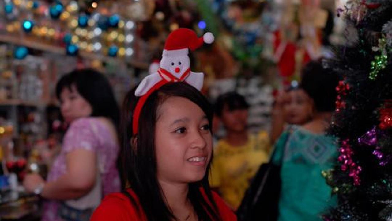 Berbagai pernak-pernik Natal hiasi kawasan Glodok