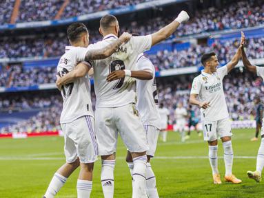 Pemain Real Madrid merayakan gol yang dicetak oleh Karim Benzema ke gawang Almeria pada laga Liga Spanyol di Stadion Santiago Bernabeu, Minggu (30/4/2023). Los Blancos menang 4-2 atas tim tamu. (AP Photo/Pablo Garcia)