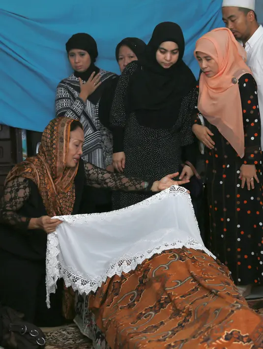 Kesedihan terlihat jelas di wajah Widyaningsih, pengisi suara karakter boneka Bu Raden dalam serial program ‘Si Unyil’. Ia pun memberi penghormatan terakhir kepada sahabat lamanya itu. (Galih W. Satria/Bintang.com)