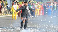 Pak Makmur melakukan atraksi "manusia petasan" dalam kegiatan budaya betawi palang pintu saat Lebaran Depok 2022 di Perumahan Shila Sawangan, Depok, Minggu (5/6/20222). Festival kebudayaan Lebaran Depok yang berlangsung 3 hari menampilkan berbagai  kegiatan pengenalan dan pelestarian budaya Kota Depok. (merdeka.com/Arie Basuki)