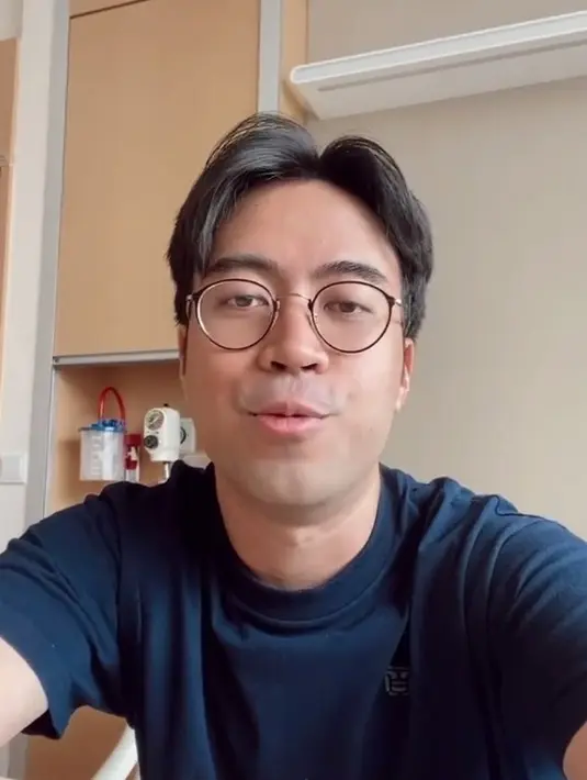 Tiga tahun lalu, Vidi Aldiano sempat dinyatakan sembuh dari kanker setelah menjalani pengobatan di Singapura tiga tahun lalu. Vidi menjalani operasi pengangkatan di Singapura 2019 silam. [Instagram/vidialdiano]