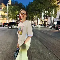 Ia memadukan oversized graphic shirt putih dengan celana cargo hijau sage [@yukikt]