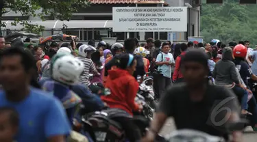 Ratusan warga berbondong-bondong memadati Dermaga Wijayapura, Cilacap, Jawa Tengah, Kamis (5/3/2015). Mayoritas mereka merasa penasaran dan ingin menyaksikan suasana di dermaga penyeberangan itu. (Liputan6.com/Johan Tallo)