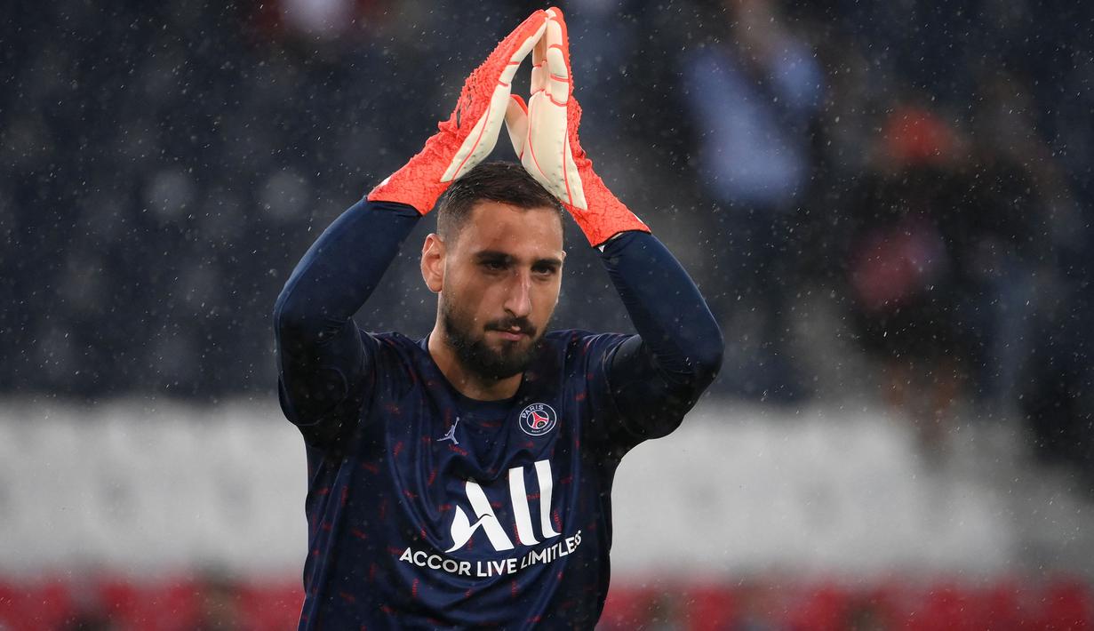 Gianluigi Donnarumma memilih meninggalkan AC Milan dan bergabung dengan Paris Saint-Germain pada musim ini. Kiper yang berjasa membawa Italia memenangkan Euro 2020 tersebut, tercatat memiliki nilai pasar sebesar 65 juta euro. (AFP/Franck Fife)
